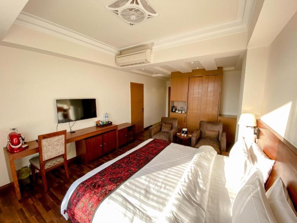 Esquire Hotels & Apartments Rawalpindi Bagian luar foto