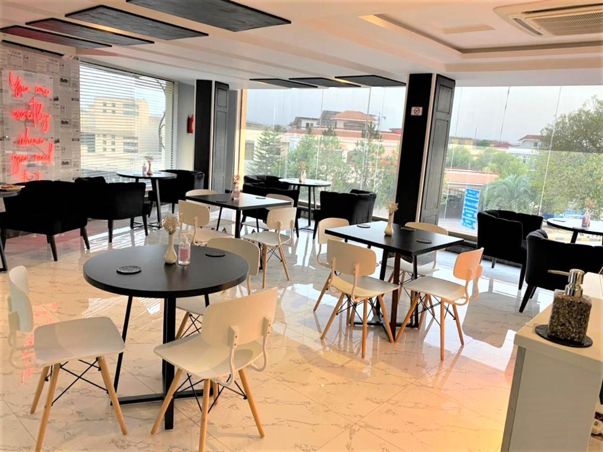 Esquire Hotels & Apartments Rawalpindi Bagian luar foto