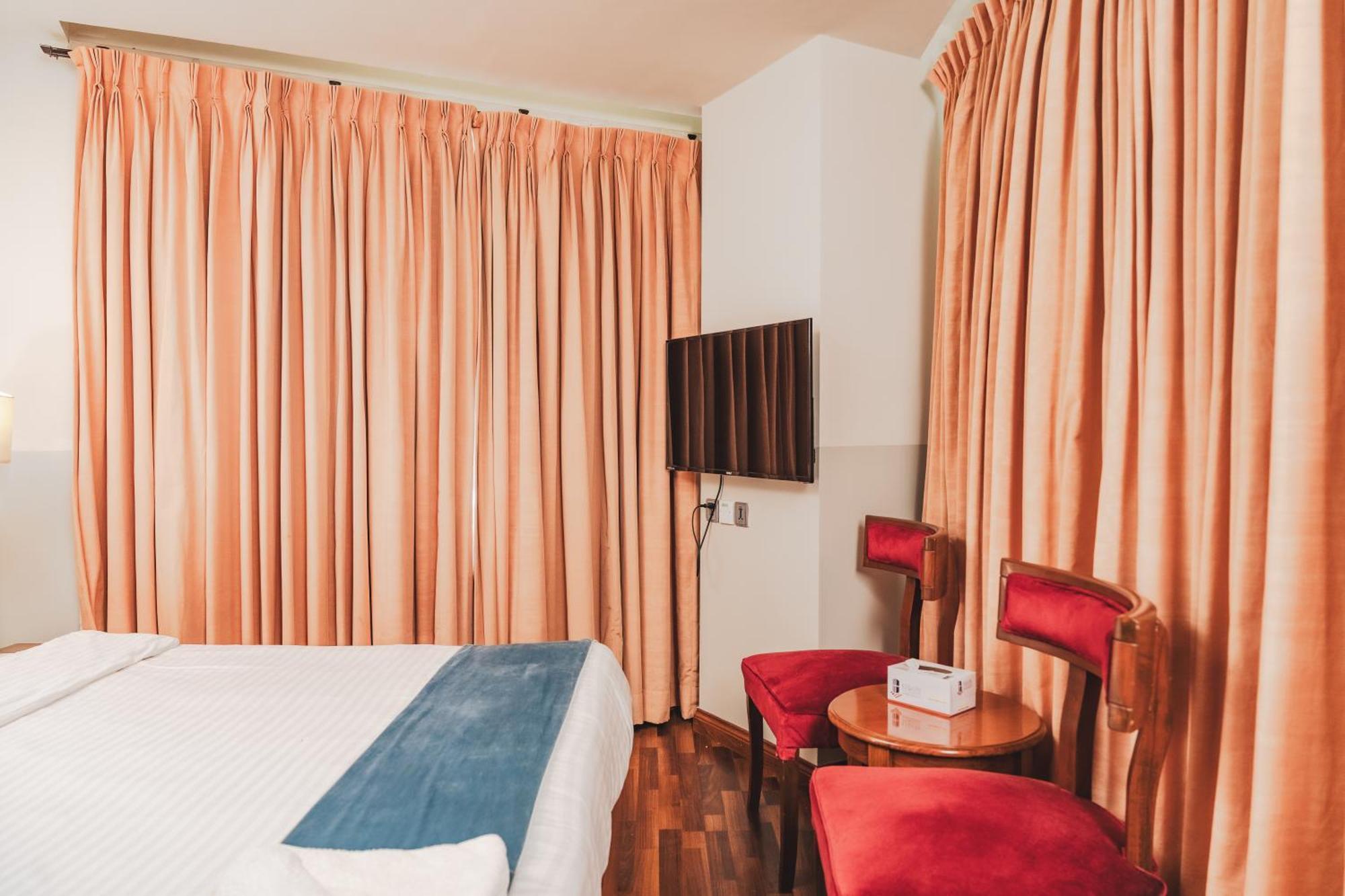 Esquire Hotels & Apartments Rawalpindi Bagian luar foto