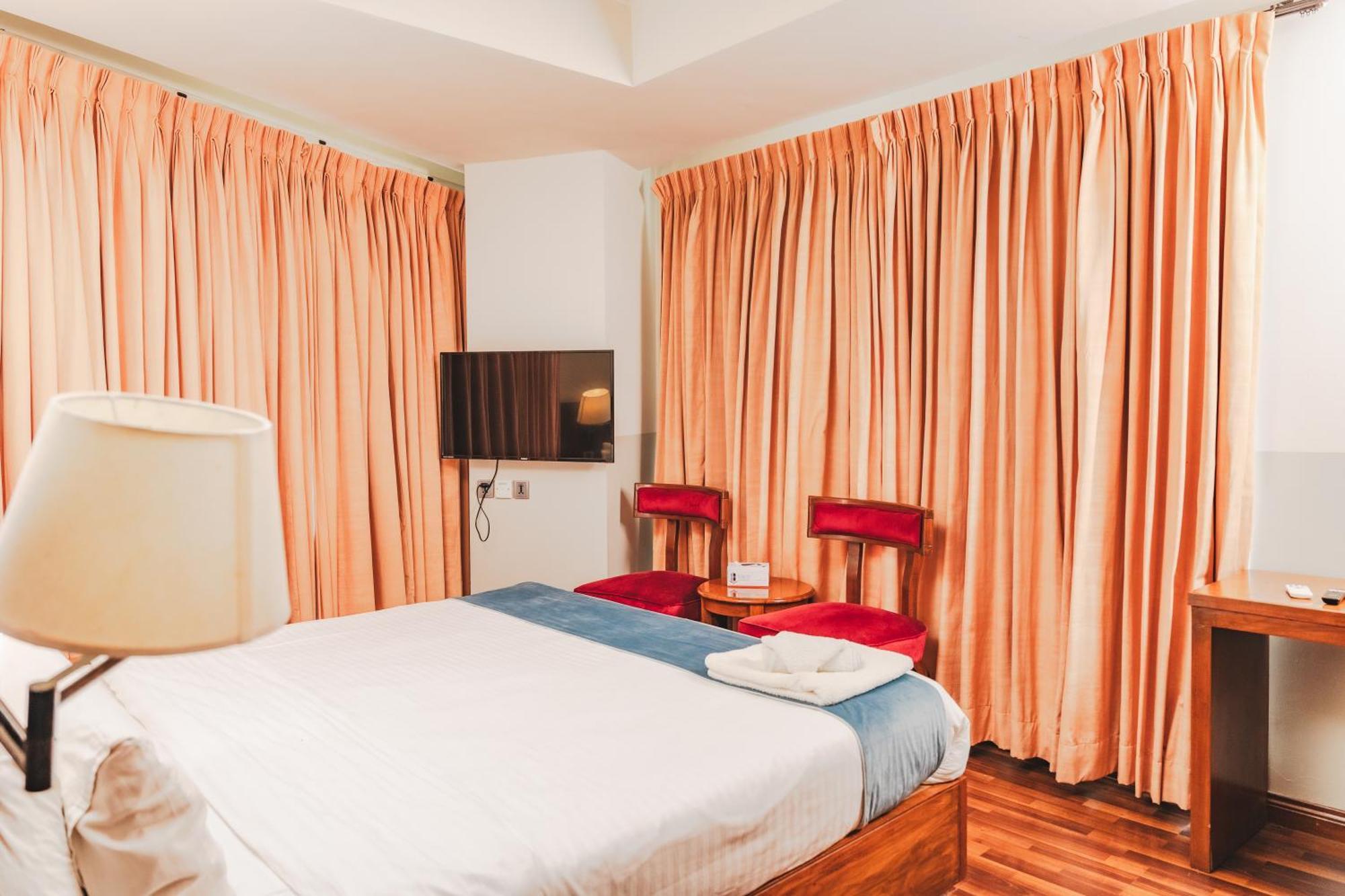 Esquire Hotels & Apartments Rawalpindi Bagian luar foto