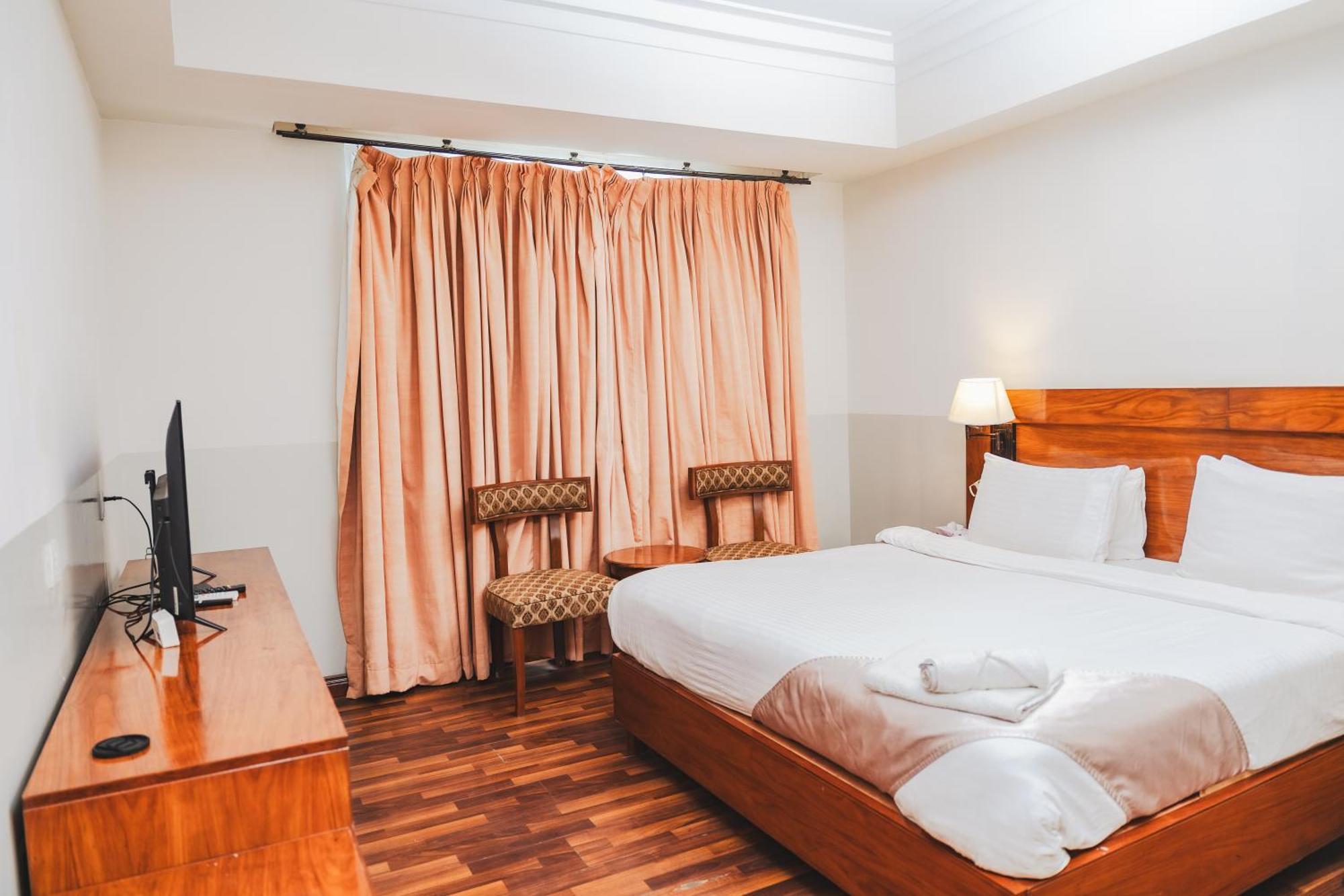 Esquire Hotels & Apartments Rawalpindi Bagian luar foto