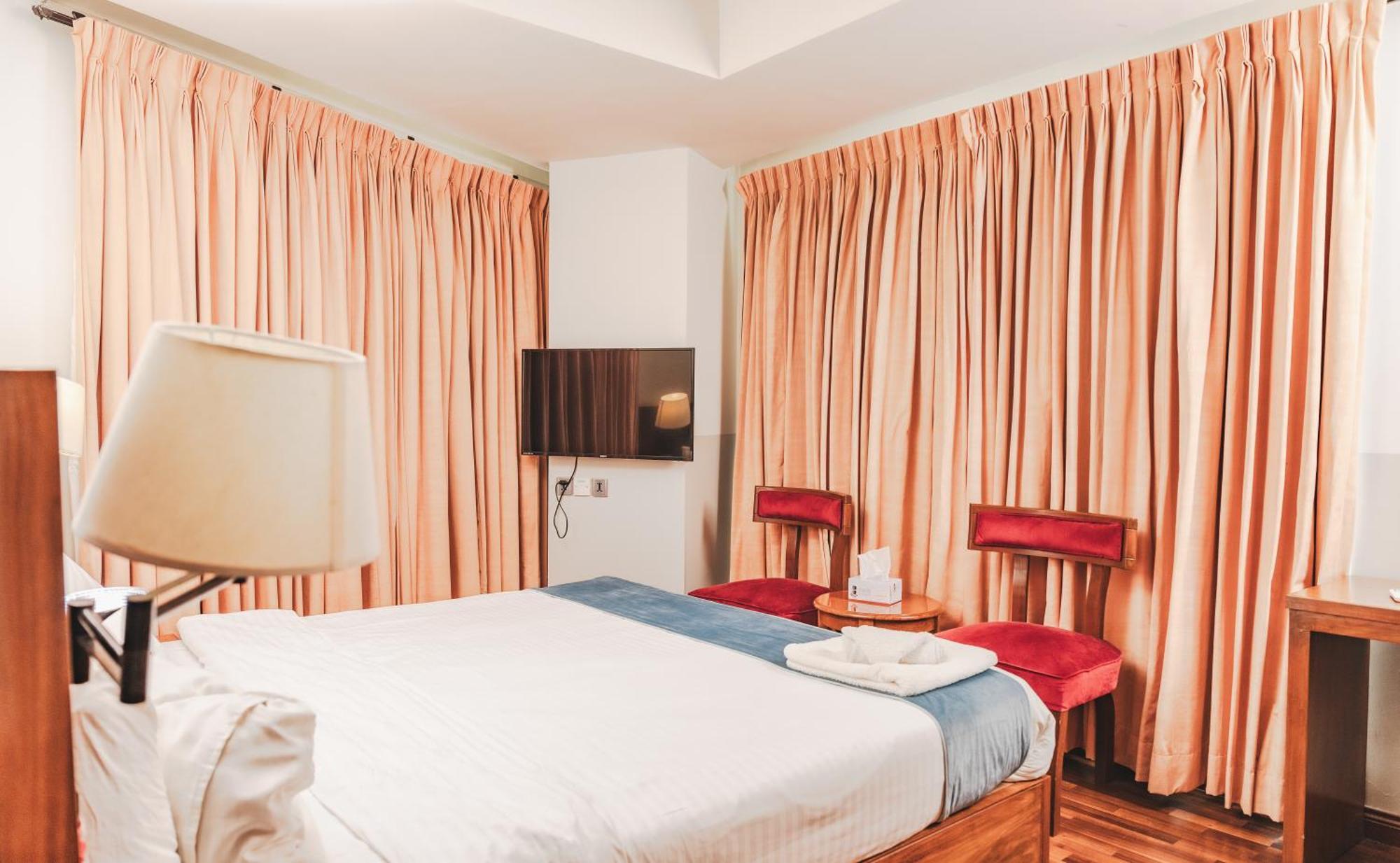 Esquire Hotels & Apartments Rawalpindi Bagian luar foto