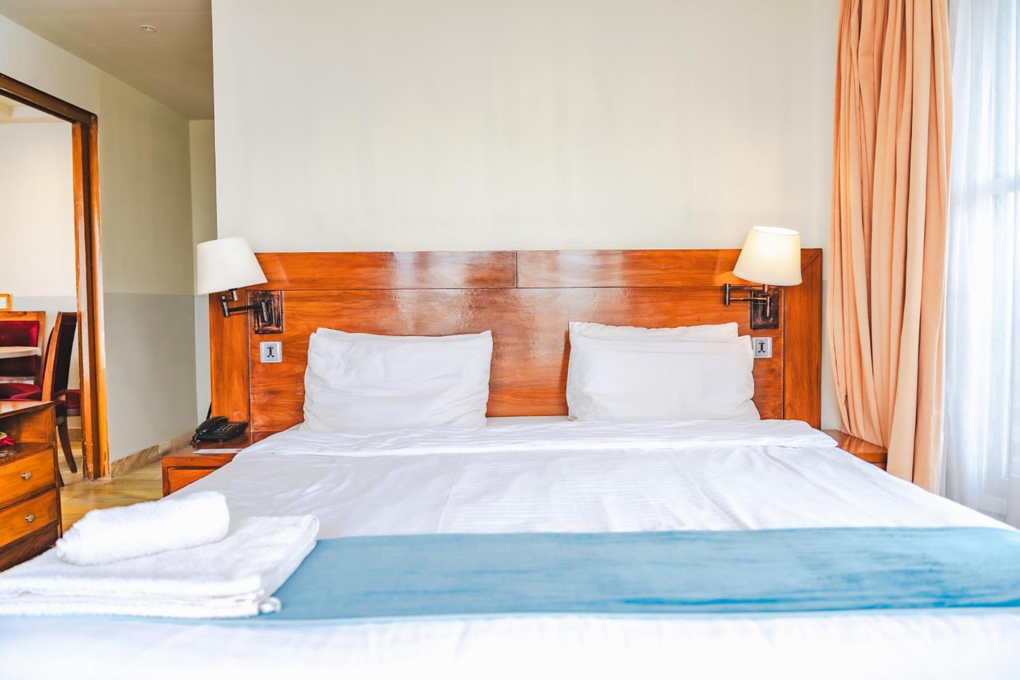 Esquire Hotels & Apartments Rawalpindi Bagian luar foto
